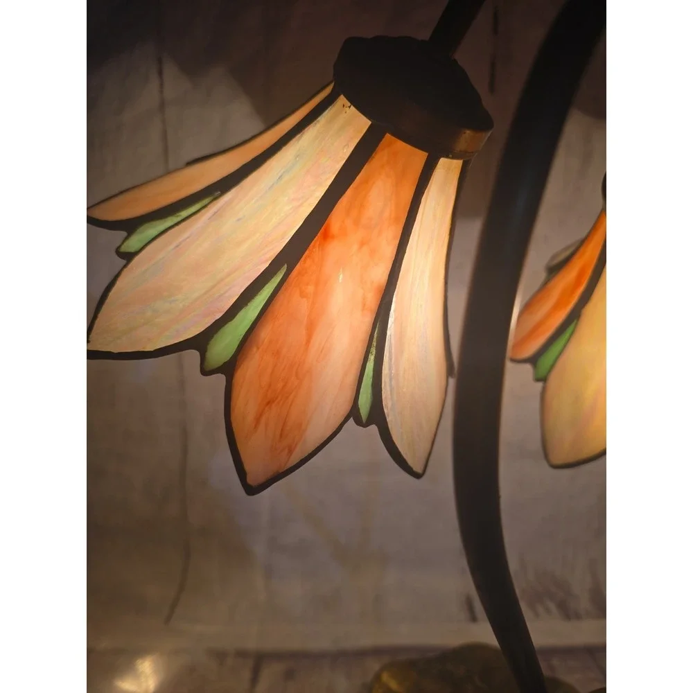 VTG. Tiffany Style Slag Glass  Flower Stained Glass Table Lamp Lily Pad Base
